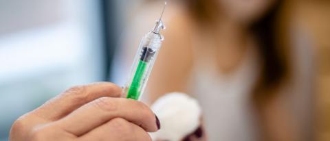 Vaccine syringe 